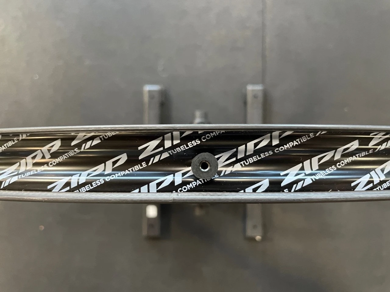 Zipp 303 Firecrest Disc Brake Tubeless Wheelset SRAM XDR 2022 - Image 5