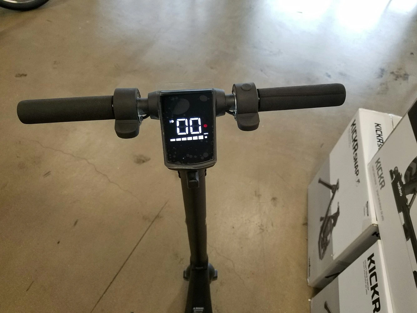 Kestrel Electric Scooter - Black Magic 2022 - Image 4