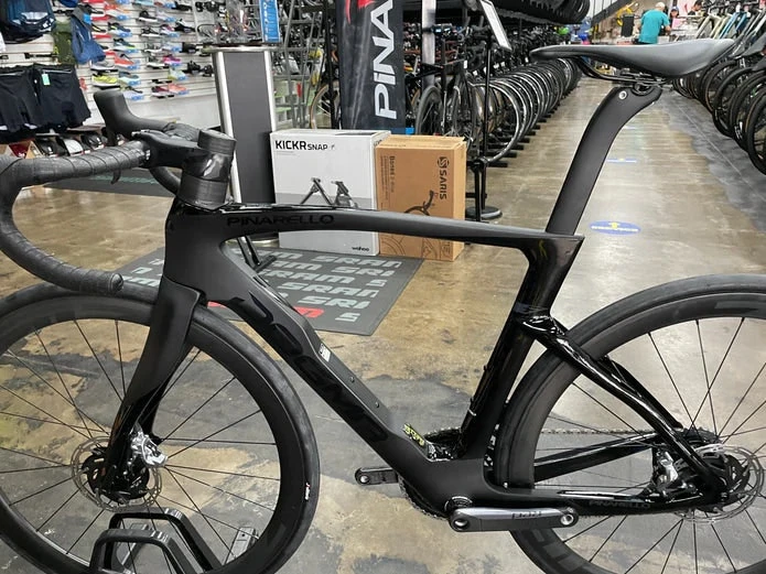 Pinarello Dogma F Disc SRAM Red ETap AXS 11 Speed Zipp 303S - 2023 - Image 3