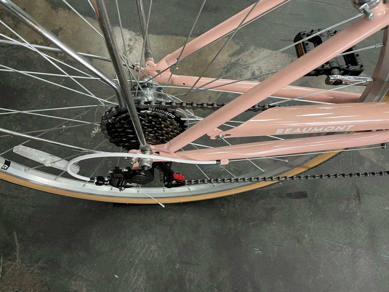 Retrospec Beaumont 7-Speed Step-Thru City Bike - Blush Pink 2022 - Image 9