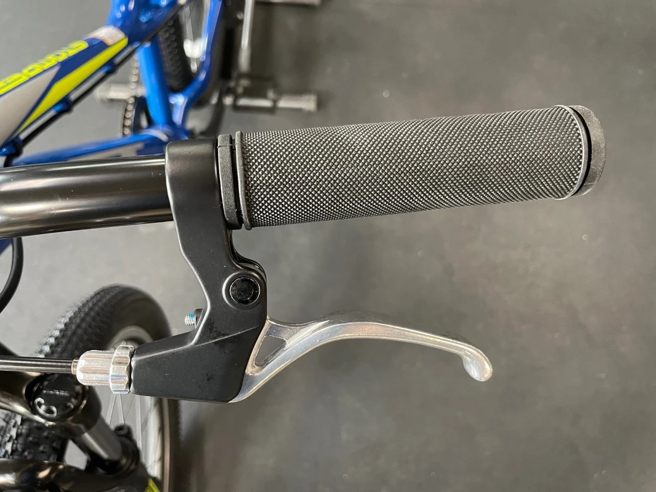 GT Stomper Prime 24" Kids Bike Blue 2022 - Image 10