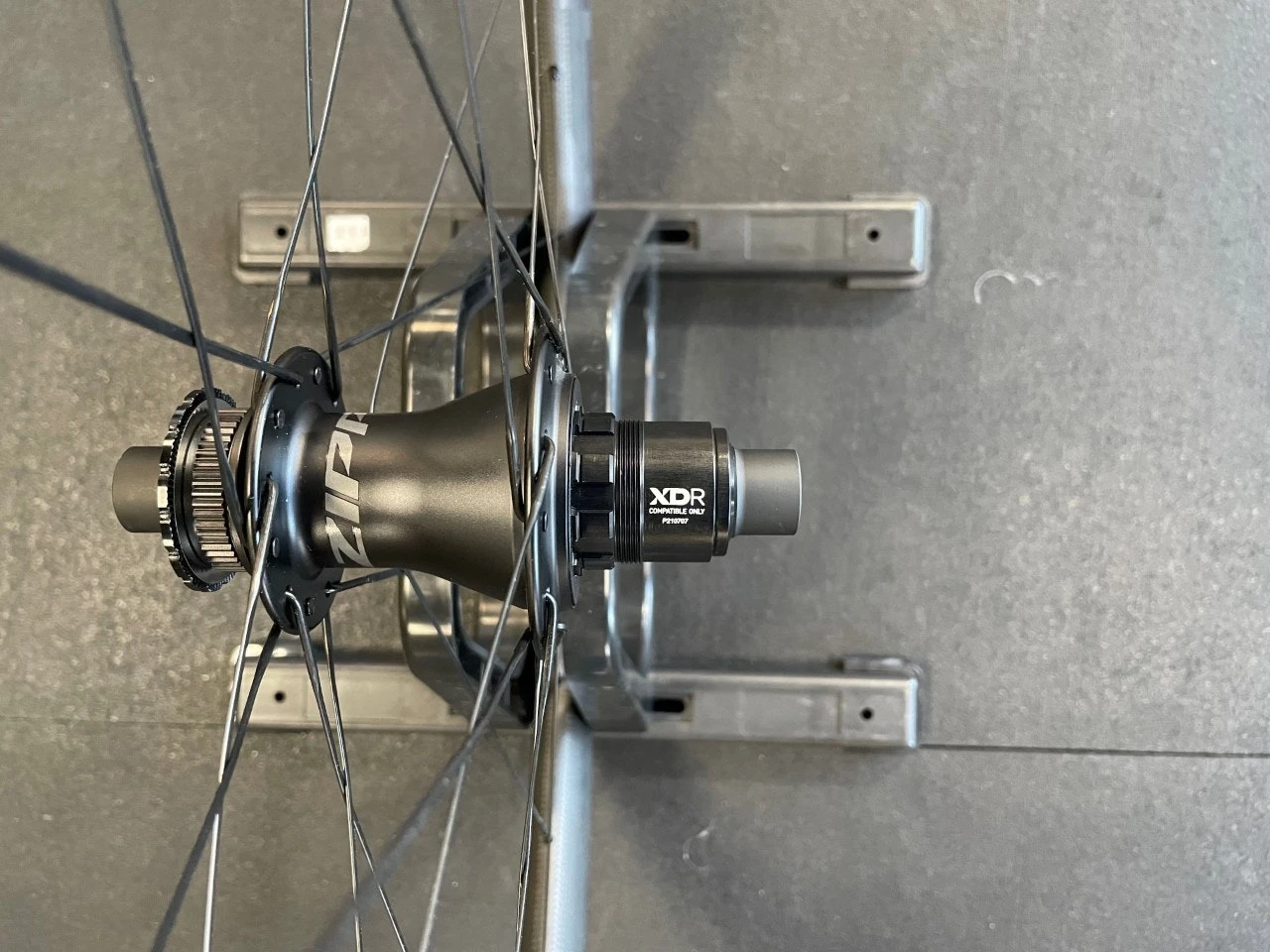 Zipp 303 Firecrest Disc Brake Tubeless Wheelset SRAM XDR 2022 - Image 4