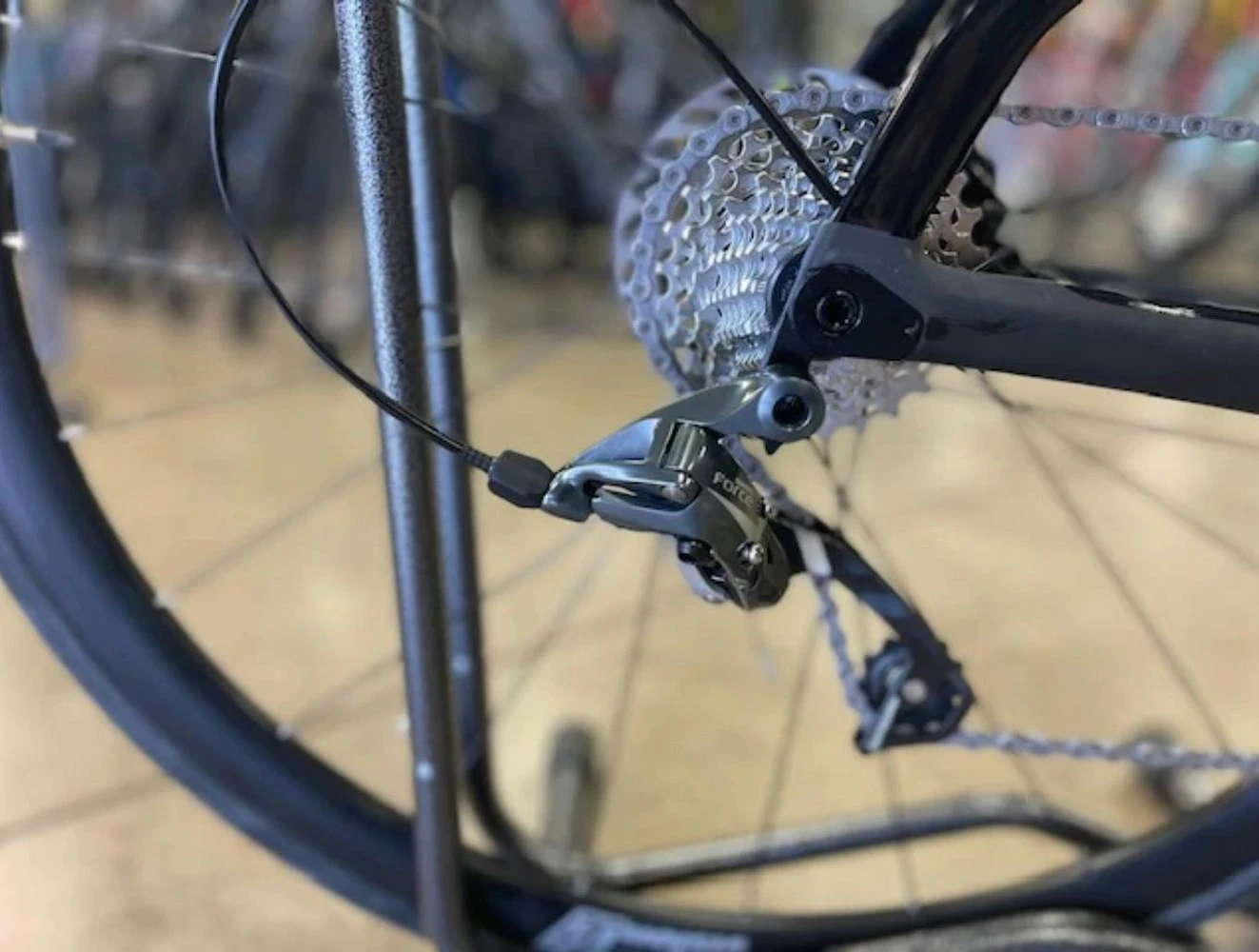 Argon 18 E-117 Tri Disc Sram Force 22 - Black/Black 2022 - Image 10