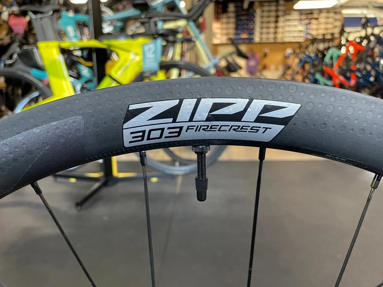 Zipp 303 Firecrest Disc Brake Tubeless Wheelset SRAM XDR 2022 - Image 2
